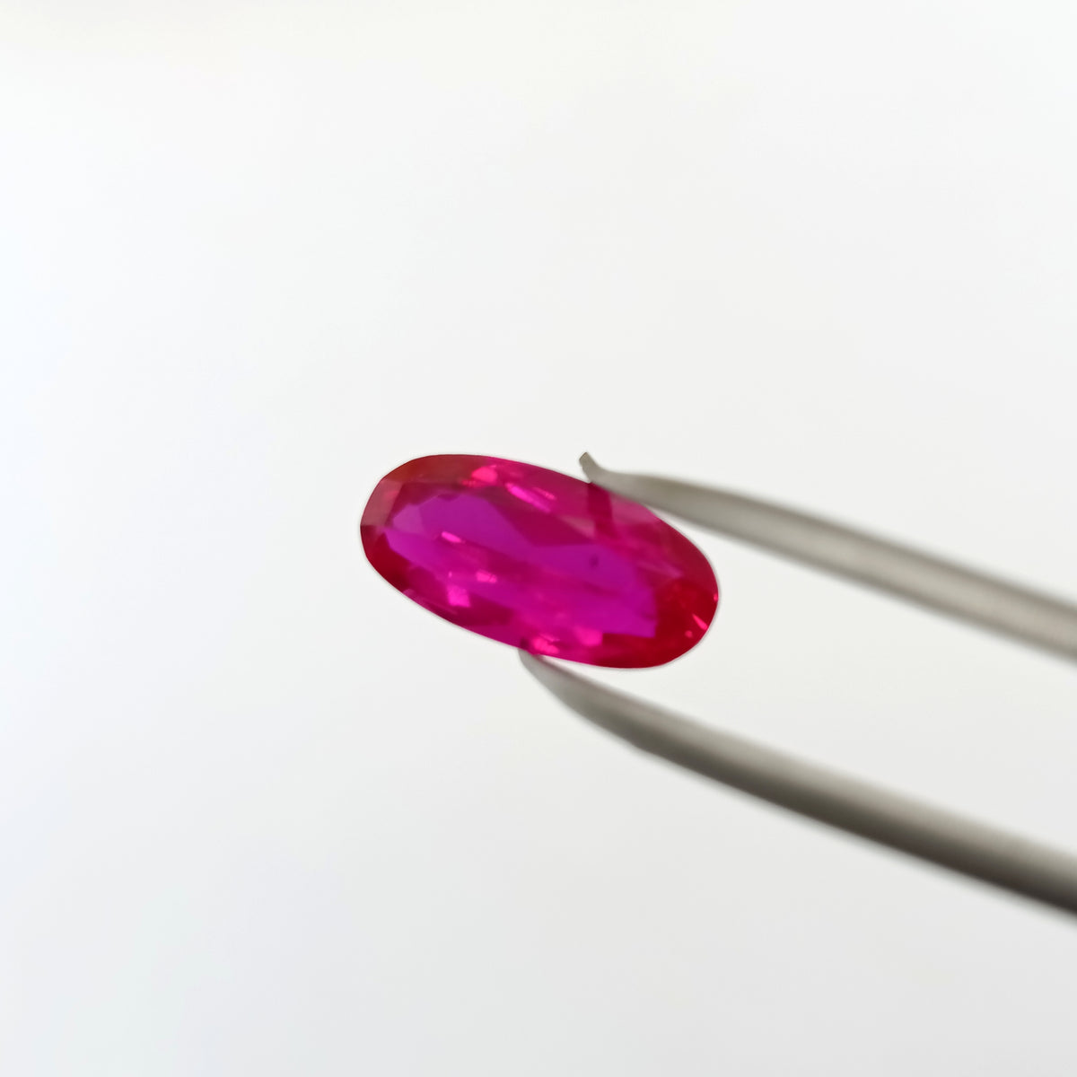 Ruby (Yaqoot) - Kashmir  Oval Shape - 4 Carats